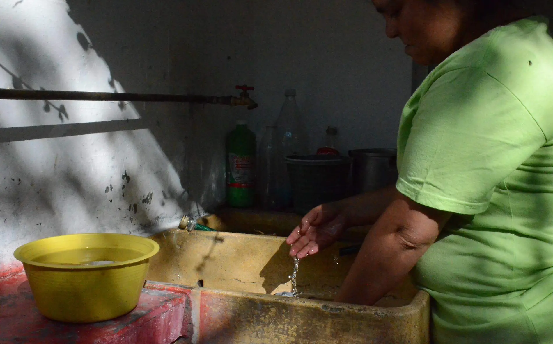 Vecinos de la colonia Ju_rez piden poner fin a cortes a de agua. Luis Lu_vanos. El Sol de San Juan del R_o.